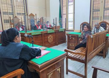 Sidang dengan terdakwa M. Hamonangan (baju batik) yang mendengarkan keterangan saksi korban di PN. Medan. (Foto Ist)