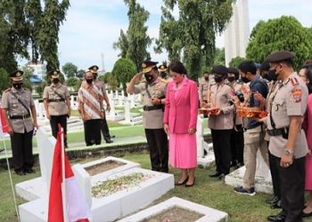 Kapolrestabes Medan, Kombes Pol Valentino Alfa Tatareda SIK MSi dampingi Kapoldasu Irjen Pol RZ Panca Putra S MSi, ziarah rombongan ke TMP Bukit Barisan di Jalan Sisingamangaraja, Medan. (Foto Ist)
