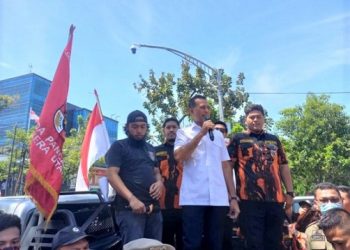 Aksi massa Sapma PP meminta penutupan Holwings Medan yang diterima Wakil Gubernur Sumut Musa Rajekshah. (Foto.Ist)