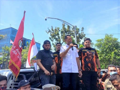 Aksi massa Sapma PP meminta penutupan Holwings Medan yang diterima Wakil Gubernur Sumut Musa Rajekshah. (Foto.Ist)