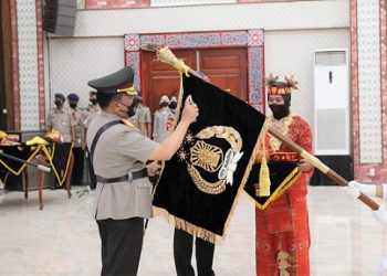 Kapolda Sumut Irjen Pol RZ Panca Putra Simanjuntak lakukan pencucian pataka. (Foto Ist)