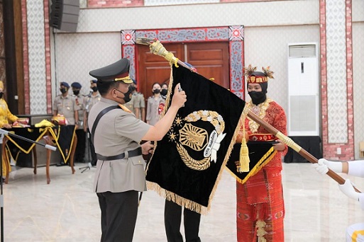 Kapolda Sumut Irjen Pol RZ Panca Putra Simanjuntak lakukan pencucian pataka. (Foto Ist)