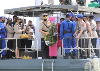 Wakapolda Sumut Brigjen Pol Dr Dadang Hartanto lakukan tabur bunga. (Foto Ist)