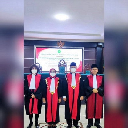 Ketua PN Siantar Irwansyah P Sitorus SH, MH dan Ketua PN Simalungun Dr. Nurnaningsih SH, MH photo bersama Mantan Ketua PN Siantar Afrizal Hady SH, MH dan Mantan Ketua PN Simalungun Vera Yetti Magdalena SH, MH usai pelantikan