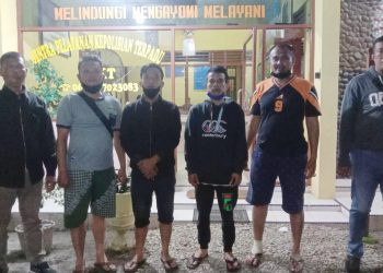 Kedua pelaku pengeroyokan, Azis dan Faisal diapit Kanit Reskrim Polsek Bangun IPDA Rido Pakpahan dan Tim Opsnal
