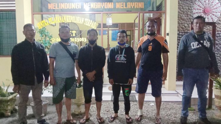 Kedua pelaku pengeroyokan, Azis dan Faisal diapit Kanit Reskrim Polsek Bangun IPDA Rido Pakpahan dan Tim Opsnal