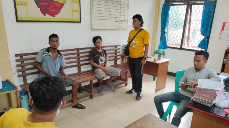 Kedua pelaku saat diinterogasi di Polsek Siantar Utara