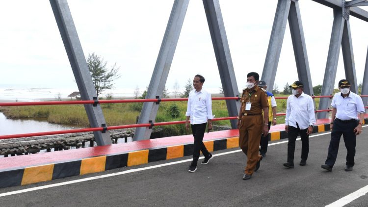 Gubsu Edy Rahmayadi dan Presiden Joko Widodo di Nias Barat. (Foto Ist)