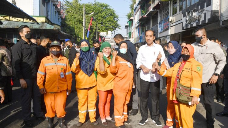 Presiden RI Joko Widodo berfoto bersama petugas Melati Bestari. (Foto Ist)
