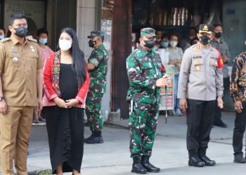 Wali Kota Medan Bobby Nasution didampinggi Kapolrestabes Medan, Kombes Valentino Alfa Tareda dan Dirut PUD Pasar, Suwarno saat akan menyambut kehadiran Presiden Joko Widodo.