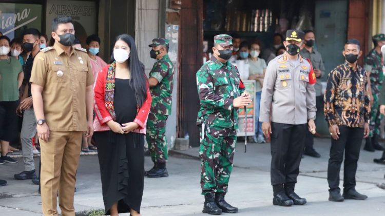 Wali Kota Medan Bobby Nasution didampinggi Kapolrestabes Medan, Kombes Valentino Alfa Tareda dan Dirut PUD Pasar, Suwarno saat akan menyambut kehadiran Presiden Joko Widodo.
