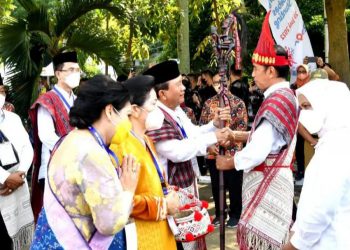 Presiden RI Ir. H. Joko Widodo Diberikan Tongkat " Balehat Raja "
