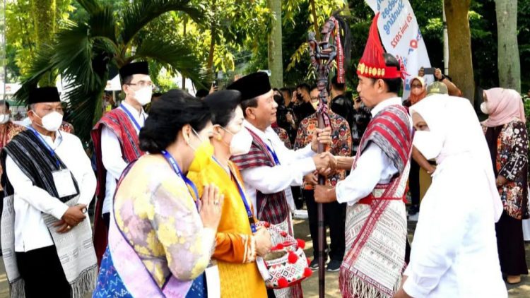 Presiden RI Ir. H. Joko Widodo Diberikan Tongkat " Balehat Raja "