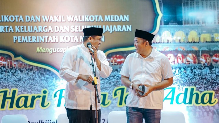 Wali Kota Medan, Bobby Nasution dan Wakil Wali Kota, Aulia Rachman, pada malam takbiran menyambut Hari Raya Idul Adha 1443 H di halaman Balai Kota Medan. (Foto Ist)