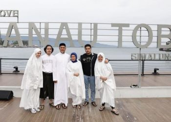 Wakil Gubernur Sumut, Musa Rajekshah dan keluarga salat Idul Adha 1443 H di Pantai Bebas, Danau Toba, Kecamatan Parapat, Kabupaten Simalungun, (Foto Ist)