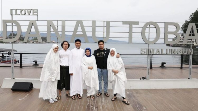 Wakil Gubernur Sumut, Musa Rajekshah dan keluarga salat Idul Adha 1443 H di Pantai Bebas, Danau Toba, Kecamatan Parapat, Kabupaten Simalungun, (Foto Ist)