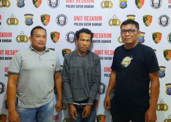 Pelaku Tuah diapit Polisi Polsek Datuk Bandar