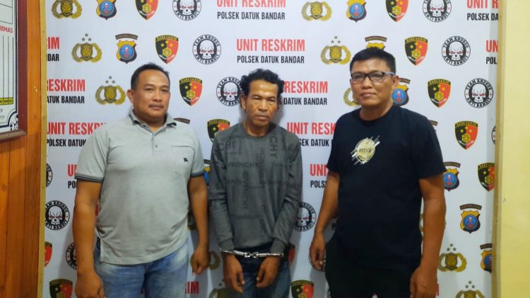 Pelaku Tuah diapit Polisi Polsek Datuk Bandar