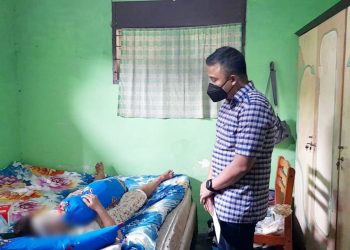Kasat Reskrim Kompol Teuku Fathir Mustafa SIK, MH menjenguk seorang IRT korban geng motor.(Foto Ist)