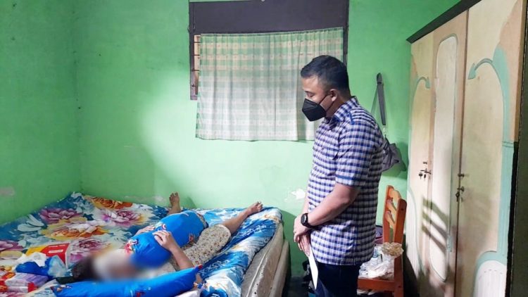 Kasat Reskrim Kompol Teuku Fathir Mustafa SIK, MH menjenguk seorang IRT korban geng motor.(Foto Ist)