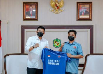 Wali Kota Medan, Bobby Nasution saat menerima atlet lari trail. (Foto Ist)