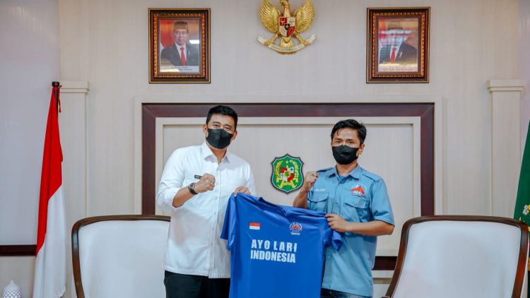 Wali Kota Medan, Bobby Nasution saat menerima atlet lari trail. (Foto Ist)