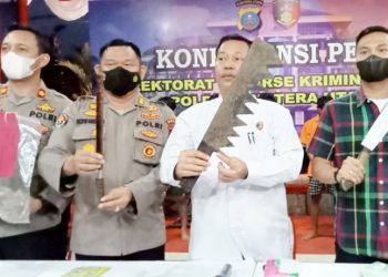 Barang bukti yang diamankan dari kompolotan geng motor saat dipaparkan di Poldasu. (Foto Ist)
