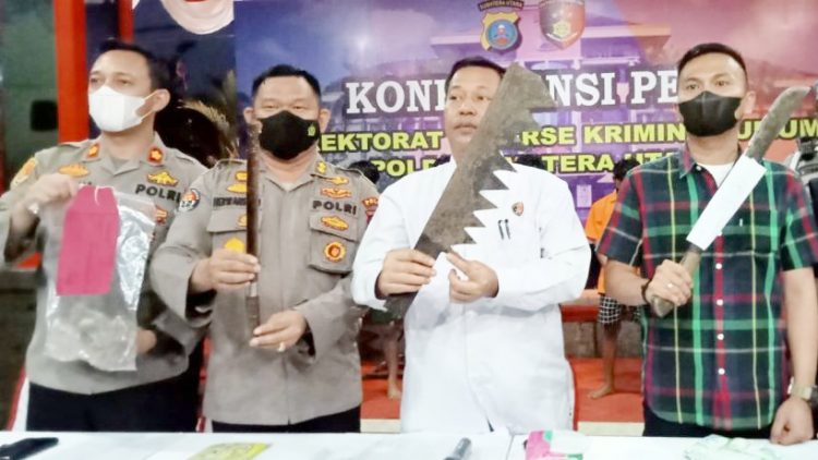 Barang bukti yang diamankan dari kompolotan geng motor saat dipaparkan di Poldasu. (Foto Ist)