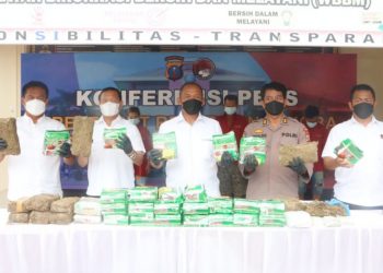 Kombes Pol Cornelius Wisnu Adji, Direktur Narkoba Poldasu saat paparan penangkapan narkoba. (Foto Ist)