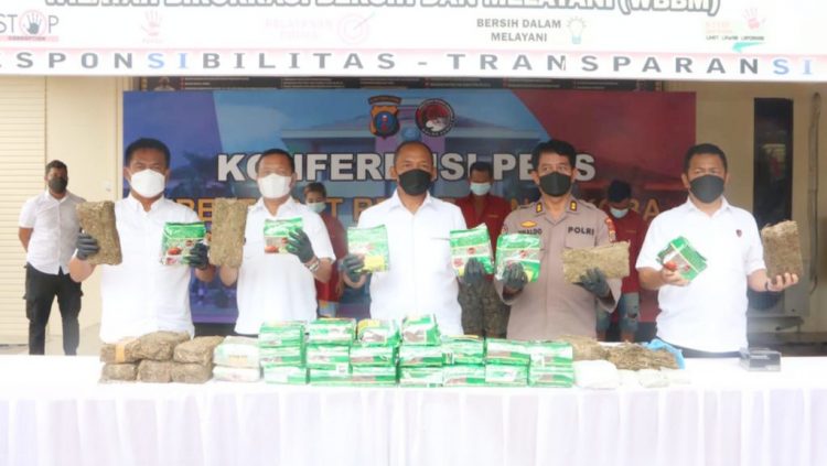 Kombes Pol Cornelius Wisnu Adji, Direktur Narkoba Poldasu saat paparan penangkapan narkoba. (Foto Ist)