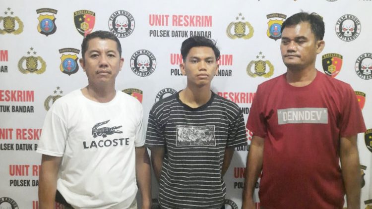 Pelaku Maulana Rizky diapit Polisi
