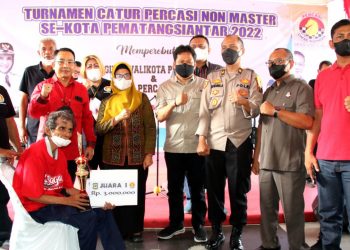 Tumpal Panjaitan Juara 1 photo bersama Plt. Walikota Siantar dr. Susanti Dewayani SpA, Ketua Percasi Kota Siantar Astronout Nainggolan dan undangan lainnya usai menerima hadiah