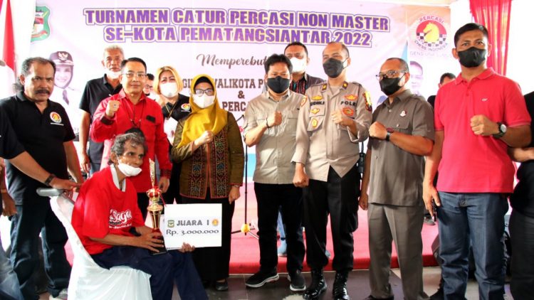 Tumpal Panjaitan Juara 1 photo bersama Plt. Walikota Siantar dr. Susanti Dewayani SpA, Ketua Percasi Kota Siantar Astronout Nainggolan dan undangan lainnya usai menerima hadiah