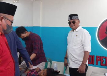 Robi Barus, anggota DPRD Medan sekaligus Ketua IRC menggelar kegiatan khitanan massal yang turut disaksikan Camat Medan Barat, Lilik .(Foto Romulo)