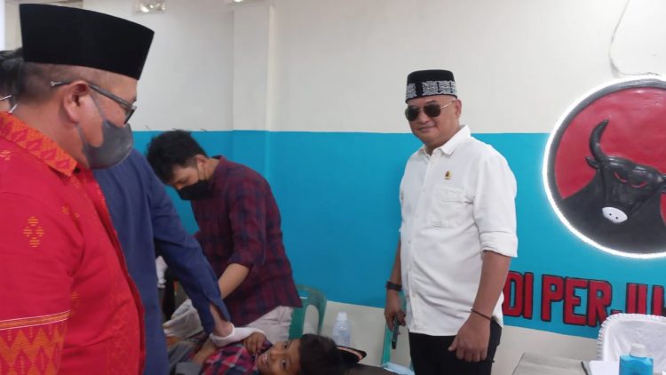 Robi Barus, anggota DPRD Medan sekaligus Ketua IRC menggelar kegiatan khitanan massal yang turut disaksikan Camat Medan Barat, Lilik .(Foto Romulo)