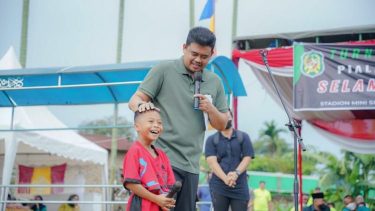 Wali Kota Medan, Muhammad Bobby Afif Nasution membuka turnamen sepak bola U-13 di Lapangan Bola Mini. (Foto.Ist)