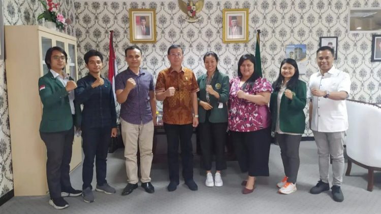 Ketua DPRD Medan, Hasyim SE saat menerima audensi paduan suara El-Shaddai yang akan berlaga di Tokyo. (Foto Ist)
