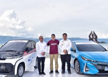 Menparekraf RI Sandiaga Uno dan Gubsu Edy Rahmayadi launcing mobil Toyota EV Smart Mobility Project di Pantai Batu Hoda, Samosir, (Foto Ist)