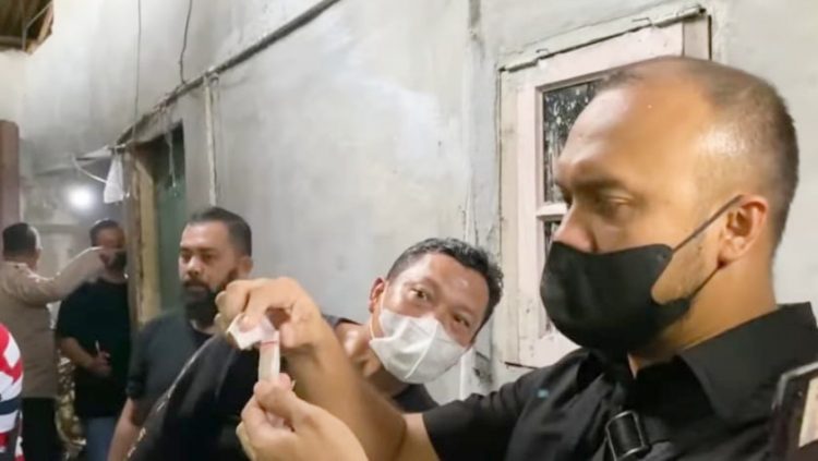 Personil Satres Narkoba mengerebek ruko di Pajak Palapa, Medan Barat. (Foto Ist)