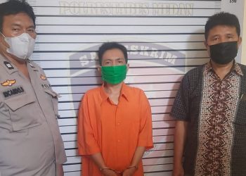 Rahma Deni alias Beben pelaku curanmor diapit polisi. (Foto Ist)
