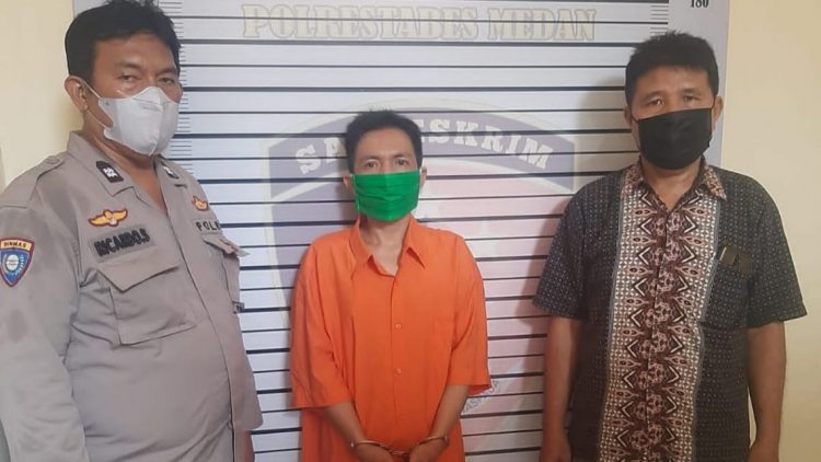 Rahma Deni alias Beben pelaku curanmor diapit polisi. (Foto Ist)
