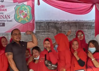 Renville Pandapotan Napitupulu, ST Anggota DPRD Medan berfoto bersama warga usai Sosialisasi Produk Hukum Daerah Perda Kota Medan Nomor 5 tahun 2015 TA 2022 di Jalan Restu /Simpang Jalan Persatuan. (Foto Romulo)