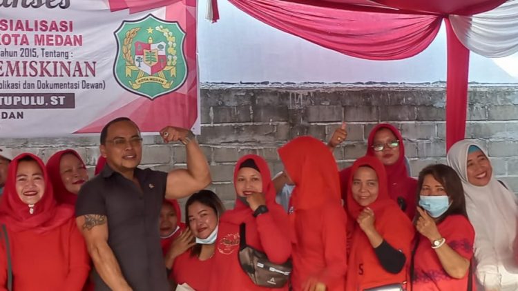 Renville Pandapotan Napitupulu, ST Anggota DPRD Medan berfoto bersama warga usai Sosialisasi Produk Hukum Daerah Perda Kota Medan Nomor 5 tahun 2015 TA 2022 di Jalan Restu /Simpang Jalan Persatuan. (Foto Romulo)