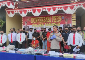 Kapolres Samosir AKBP Josua Tampubolon saat memimpin Konferensi Pers pengungkapan kasus pembunuhan Pasutri.