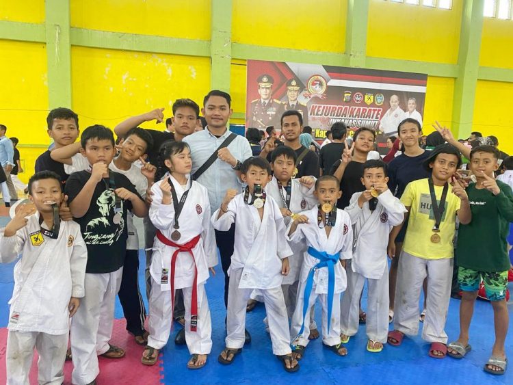 Ahmad Fadhil Siregar Poto Bersama Para Atlit yang mengharumkan Nama Kota Siantar