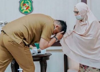 Bobby Nasution, Wali Kota Medan dan Rosmeini istri Almarhum Bachtiar Djafar. (Foto Ist)