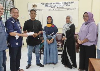 Ketua PWI Sumut H Farianda Putra Sinik SE didampingi Sekretaris SR Hamonangan Panggabean, Wakil Ketua Rifki Warisan serahkan santunan ke keluarga anggota PWI telah meninggal dunia melalui ahli waris keluarga. (Foto Ist)