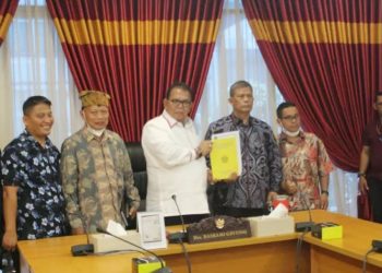 Ketua DPRD Sumut, Baskami Ginting dan perwakilan Universitas Simalungun (USI). (Foto Ist)