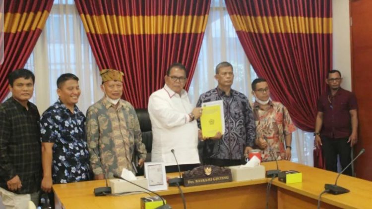 Ketua DPRD Sumut, Baskami Ginting dan perwakilan Universitas Simalungun (USI). (Foto Ist)