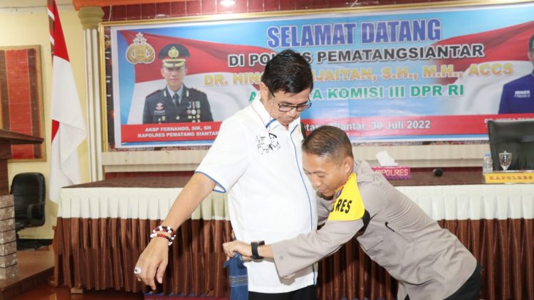 Kapolres Siantar AKBP Fernando SH, S.I.K memakaikan Ulos Hiou Pamotting kepada DPR RI DR. Hinca Panjaitan, SH, MH, ACCS